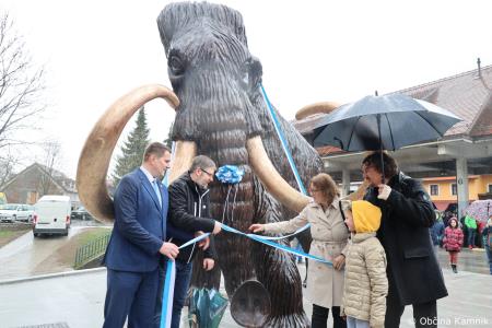 Dobrodošel mamut v Kamniku je dobil svoje mesto bronasti mamut v naravni velikosti, ki stoji v Mamutovem parku (55)
